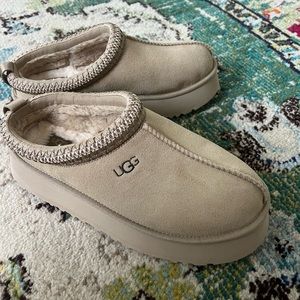 Tazz platform UGGs size 9 MUSTARD SEED